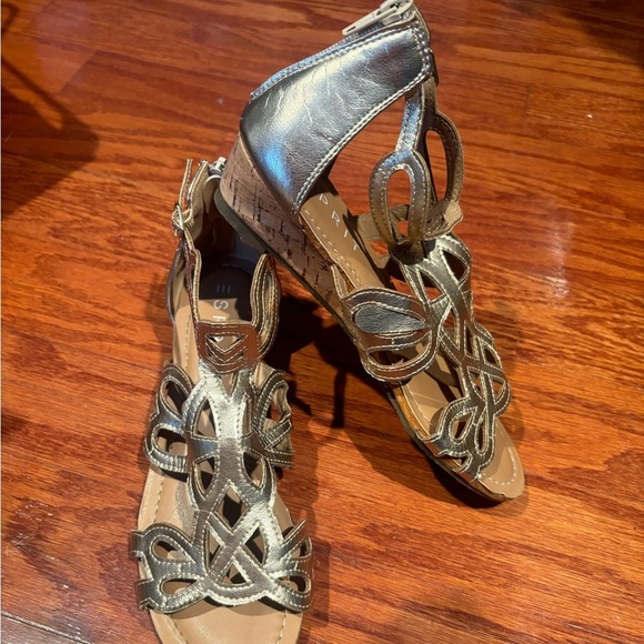 Elegant Metallic Sandals - Picture 10 of 10
